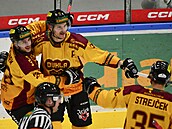 Jihlav�tí hokejisté �imon Jelínek (vlevo), Tomá� Harkabus (uprost�ed) a Jan...