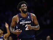 Joel Embiid z Philadelphie v zápase se San Antoniem.