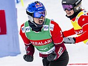Eva Adamczyková se raduje z triumfu ve snowboardcrossu ve Svatém Moici.