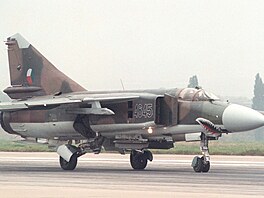 Francouztí stíhací letci z letky v Cambrai si na svých strojích Mirage 2000...