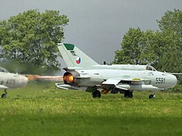 Do dvoutýdenního cviení vzduných sil NATO "Clean Hunter 2001" ve vzduném...