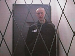 Ruský opozi�ní politik Alexej Navalnyj se k dal�ímu soudnímu stání p�ipojil...