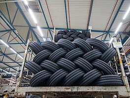 Otev�ení nového robotického pln� automatizovaného skladu pneumatik ve...