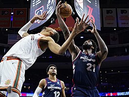 Joel Embiid (vpravo) ze San Antonia bojuje o mí� s  Victorem Wembanyamou ze San...