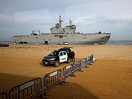 Ped lodí parkují egypttí policisté. Ti ji spolu s vojáky písn steí. (21....