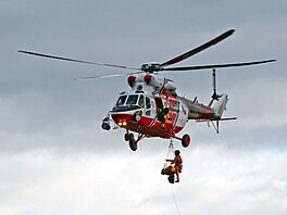 Prezident zavítal také do sídla Letecké záchranné slu�by v Líních u Plzn�....