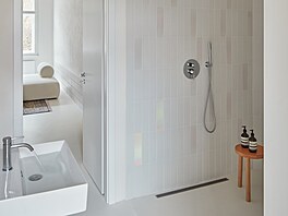 Koupeln dominuje velkorysý sprchový kout nepravidelného tvaru, umyvadlo a WC.