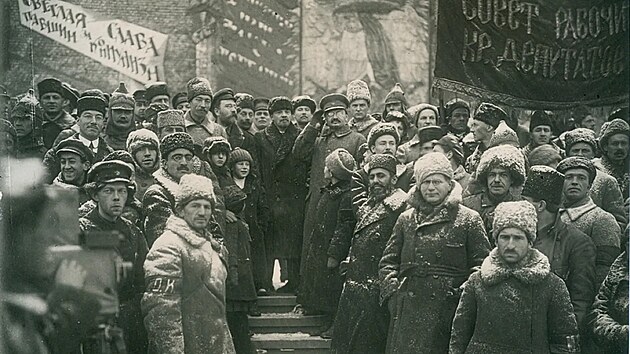 Druh vro Velk jnov socialistick revoluce v Moskv. Lenin je uprosted, vpravo od nj stoj Lev Trockij.  