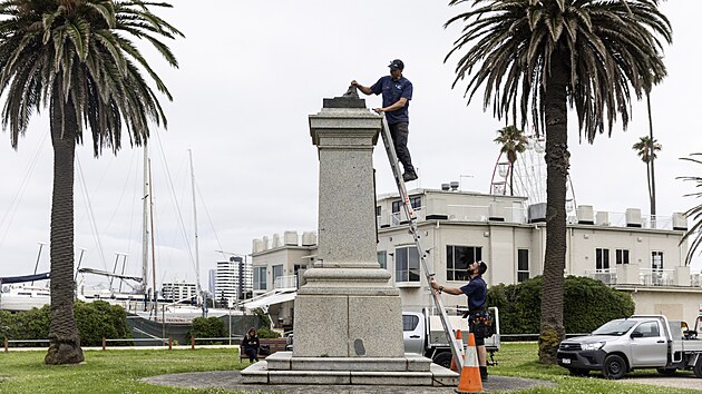 Zbytky pomnku kapitna Jamese Cooka v Melbourne (25. ledna 2024)