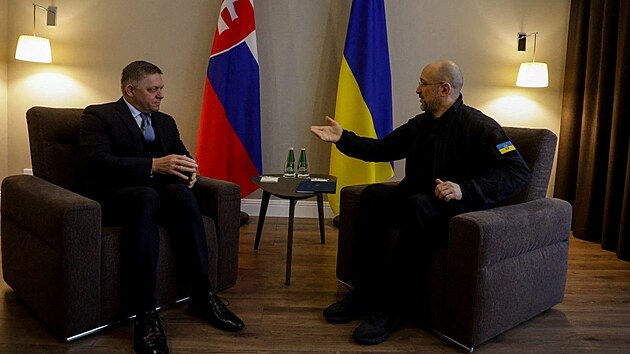 Slovensk premir Robert Fico se v Uhorod setkal se svm ukrajinskm protjkem Denysem myhalem. (24. ledna 2024)