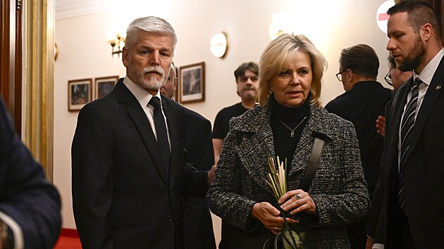 Prezident Petr Pavel s manelkou v Nrodnm divadle, kde se kolegov i veejnost lou s herekou Janou Hlavovou. (25. ledna 2024)