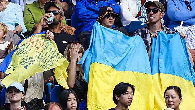 Fanouci s ukrajinskmi vlajkami na tenisovm Australian Open 2024