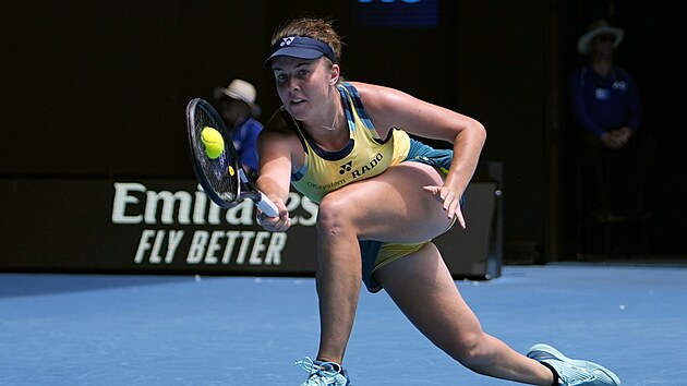 Linda Noskov se natahuje za mkem ve tvrtfinle Australian Open.