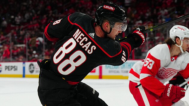 �to�n�k Carolina Hurricanes Martin Ne�as b�hem utk�n� s Detroit Red Wings.