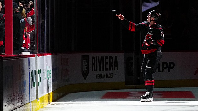 �to�n�k Carolina Hurricanes Martin Ne�as h�z� kotou� fanou�k�m po v�h�e nad Detroit Red Wings.