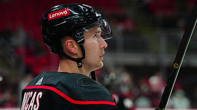 �to�n�k Carolina Hurricanes Martin Ne�as b�hem z�pasu s Detroit Red Wings.