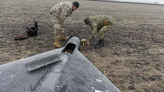 Členové policejní odminovací jednotky odstraňují bojovou hlavici z ruského kamikaze bezpilotního letounu. (26. ledna 2024)