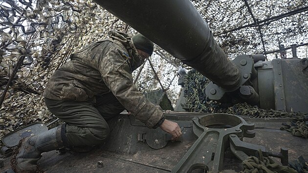 Voják speciálních sil Národní gardy se připravuje na palbu ze 155mm samohybného děla M109 Paladin na ruské pozice na frontě u Kreminy v Luhanské oblasti na Ukrajině. (28. ledna 2024)