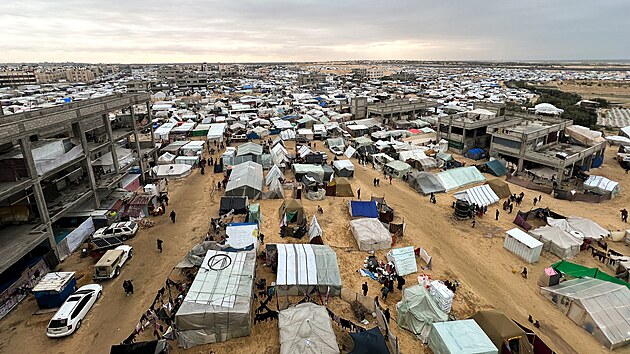 Vys�dlen� Palestinci, kte�� uprchli ze sv�ch domov� kv�li izraelsk�m �der�m, se ukr�vaj� ve stanov�m t�bo�e v Raf�hu na jihu P�sma Gazy. (28. ledna 2024)
