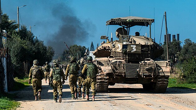 Izraelští vojáci operují v Pásmu Gazy uprostřed probíhajícího konfliktu mezi Izraelem a palestinskou islamistickou skupinou Hamás. (28. ledna 2024)
