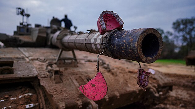 Hlaveň tanku je ozdoben falešnou zubní protézou během konfliktu na izraelské hranici s Gazou. (28. ledna 2024)