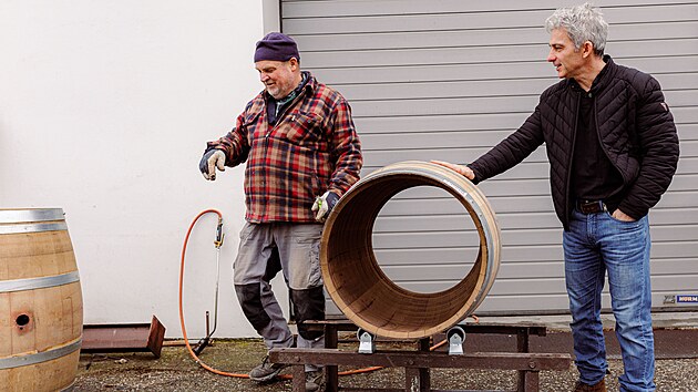 Ji�� Omelka z T�etic za��nal s va�en�m piva, prvn� whisky sto�il v roce 2017. Nyn� celosv�tov� popul�rn� n�poj poch�zej�c� z britsk�ch ostrov� spole�n� s ginem produkuje v han�ck� Tosh distillery.