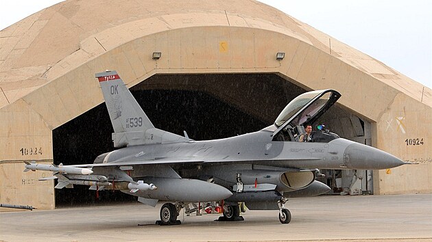 Americk sthac letoun F16 na zkladn Ajn al-Asad zpadn od hlavnho msta Bagdd