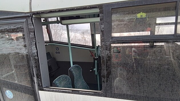 Autobus havaroval mezi Sup�kovicemi a P�se�nou na Jesenicku. Hasi�i vyprostili jeden�ct cestuj�c�ch.