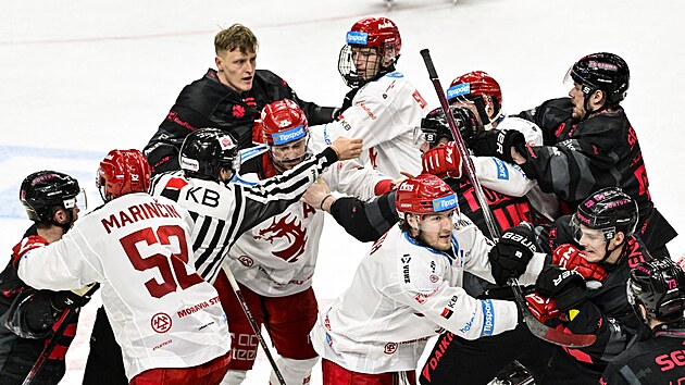 Potyka po konci utkání mezi hokejisty Tince (v bílém) a Sparty