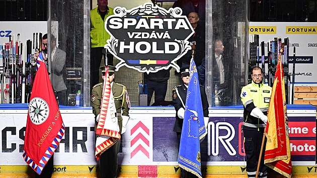 Hudba Hradn� str�e a Policie �R zahr�la st�tn� hymnu p�ed za��tkem utk�n� na Spart�.