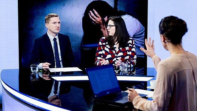 Host� po�adu Rozst�el jsou Irena H�lov�, vedouc� advocacy, Amnesty International a advok�t Daniel Barto�.