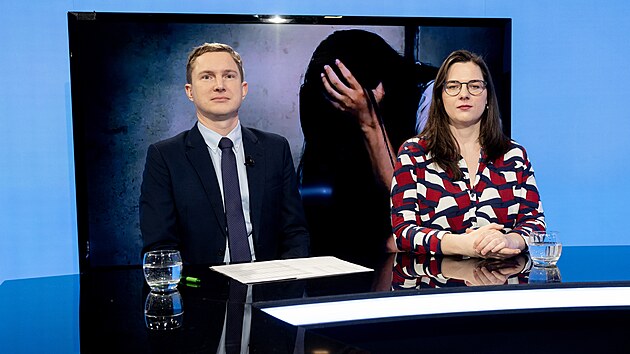 Host� po�adu Rozst�el jsou Irena H�lov�, vedouc� advocacy, Amnesty International a advok�t Daniel Barto�.