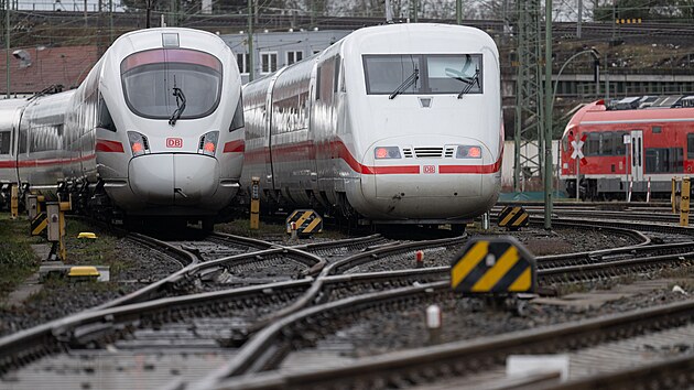 Nmeck drhy Deutsche Bahn (DB) a odbory strojvedoucch GDL se dohodly na pedasnm ukonen stvky, kter mla pvodn trvat do pondlnho veera. (22. ledna 2024)