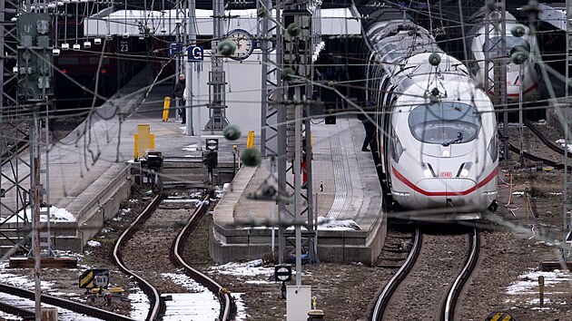 Nmeck drhy Deutsche Bahn (DB) a odbory strojvedoucch GDL se dohodly na pedasnm ukonen stvky, kter mla pvodn trvat do pondlnho veera. (22. ledna 2024)