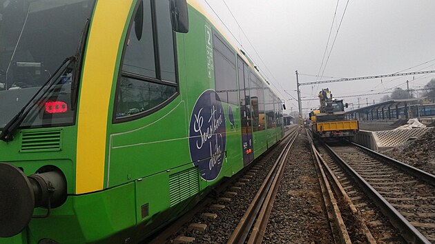 Ve stanici Lovosice do�lo v pond�l� ke st�etu zadn� ��sti n�kladn�ho vozidla s proj�d�j�c�m osobn�m vlakem.