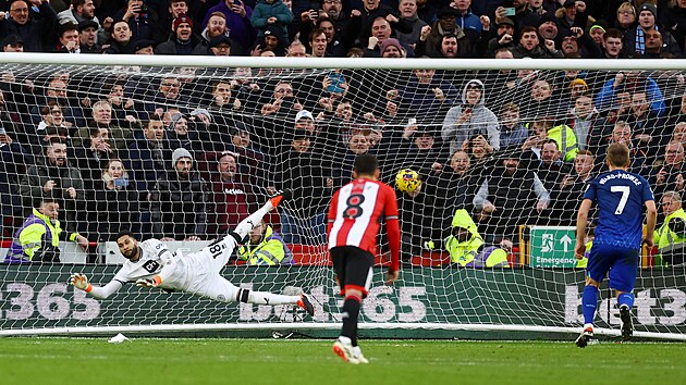 James Ward-Prowse (vpravo) z West Hamu �sp�n� zakon�uje proti sheffieldsk�mu...