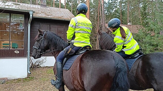 Policist na konch kontrolovali chaty.