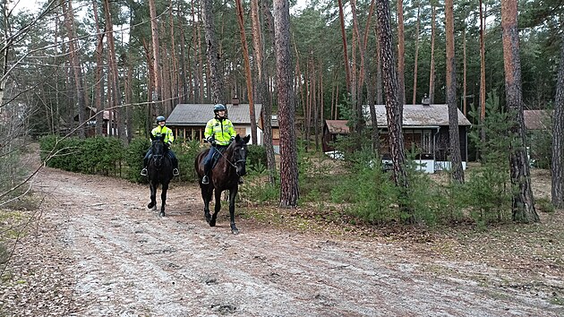 Policist na konch kontrolovali chaty.