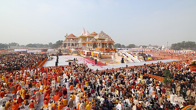Slavnostn oteven velkho hinduistickho chrmu vybudovanho na mst Bburovy meity zbouran hinduistickmi aktivisty ve mst Ajdhja. (22. ledna 2024)