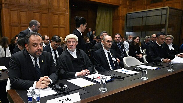 Zstupci Izraele u Mezinrodnho soudnho dvora (ICJ) v Haagu. Jihoafrick republika aluje Izrael, e se podle n dopout genocidy proti Palestincm v Psmu Gazy. (12. ledna 2024)
