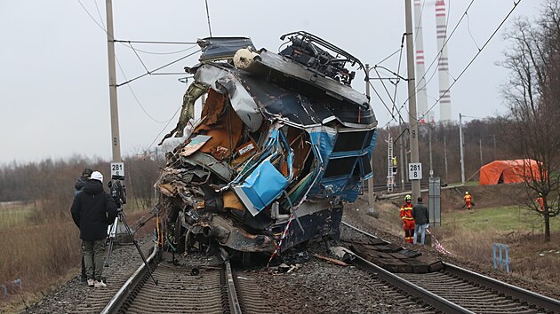 Hasi�i odkl�zej� hroziv� n�sledky �elezni�n�ho ne�t�st� u Karvin�, stav lokomotivy dokl�d� ni�iv� ��inky n�razu do valn�ku s vrtnou soupravou. (24. ledna 2024)