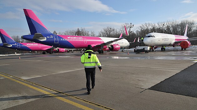 Odstaven� letadla spole�nosti Wizz Air na mo�novsk�m leti�ti u Ostravy. Stroje pot�ebuj� opravy motor�. (23. ledna 2024)