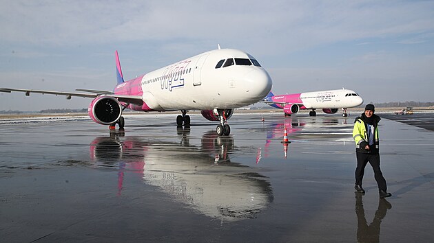 Odstaven� letadla spole�nosti Wizz Air na mo�novsk�m leti�ti u Ostravy. Stroje pot�ebuj� opravy motor�. (23. ledna 2024)