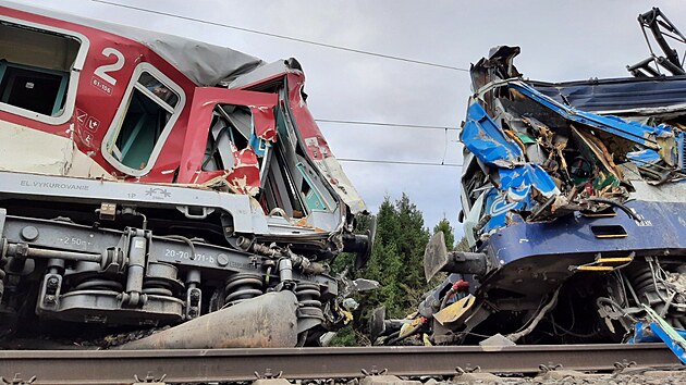 Hasim Sprvy eleznic se u podailo roztrhnout ponienou lokomotivu a prvn vagon. (25. ledna 2024)