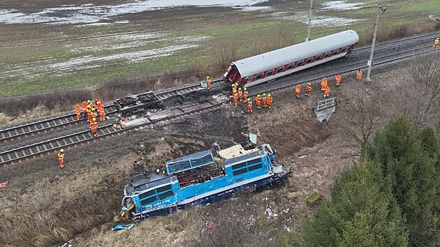 Hasim Sprvy eleznic se u podailo dostat ponienou lokomotivu mimo koleje, nyn se o tot sna u prvnho vagonu. (25. ledna 2024).