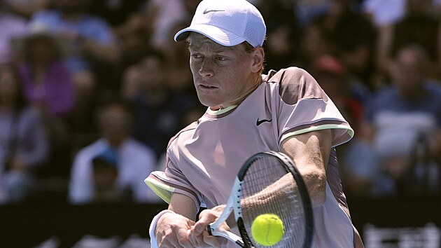Jannik Sinner hraje bekhend v semifinle Australian Open.