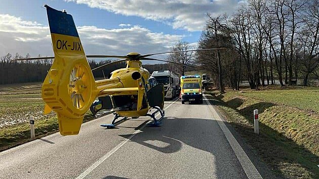 U tragick� nehody u Vran�na na T�ebo�sku zasahoval i vrtuln�k. Zran�nou spolujezdkyni z jednoho z aut transportoval do bud�jovick� nemocnice.