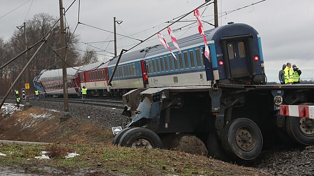 U Karvin se stetl vlak s nkladnm vozidlem. (24. ledna 2024)