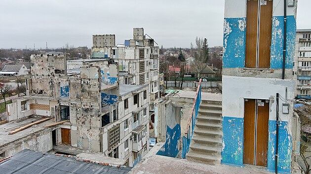 V nkterch stech Mariupolu se stav nov domy. (13. prosince 2023)