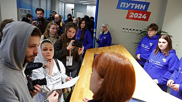 Man�elka rusk�ho voj�ka Maria Andrejevov� v sobotu v Putinov� volebn�m �t�bu emotivn� vyzvala k jeho n�vratu z Ukrajiny. (20. ledna 2024)